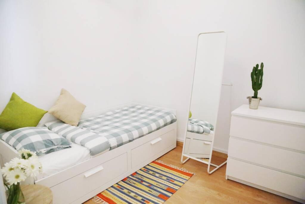 Two Bedroom Cozy Flat By River In Quiet Art Zone Lisbona Esterno foto