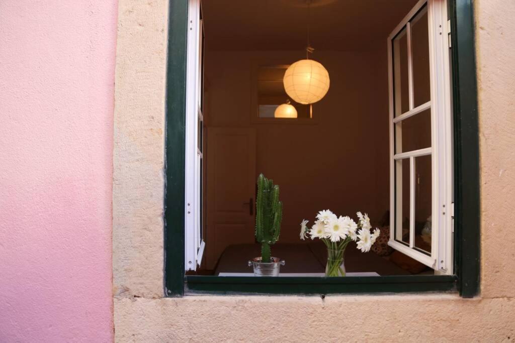 Two Bedroom Cozy Flat By River In Quiet Art Zone Lisbona Esterno foto